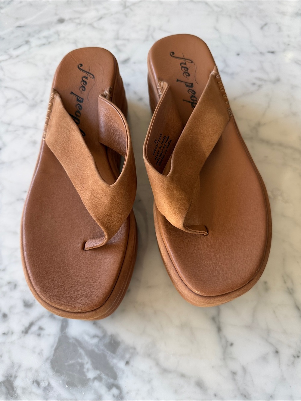 Free people platform flip flop sandals in suede like leather. Never worn 36/6
